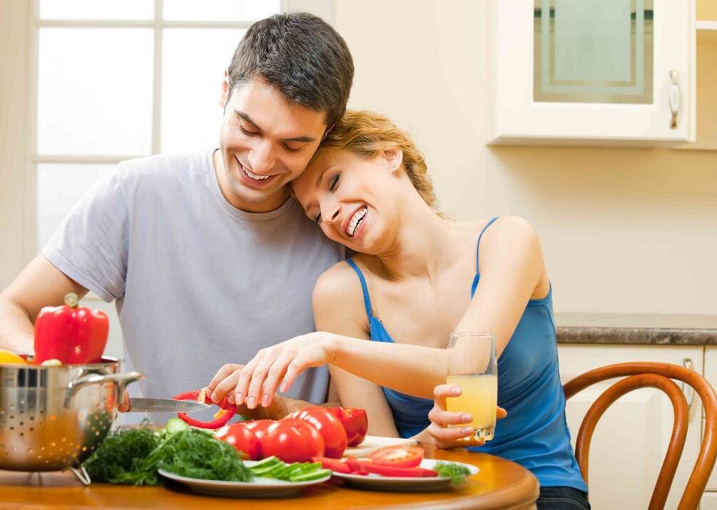 femme et homme préparant des légumes pour augmenter la puissance